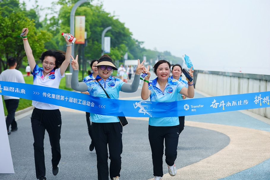 三個女孩終點沖線(xiàn).jpg